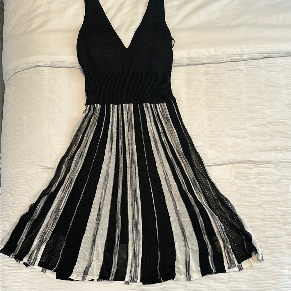 Guess Black and White Pleated V-Neck Cocktail Dress - Picture 4 of 15